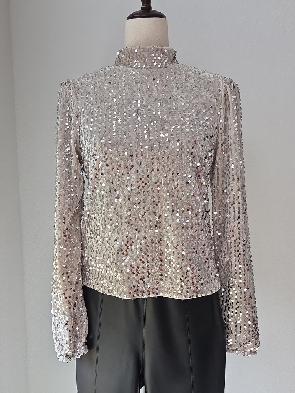 Sanctuary Silver Sequin Mock High Neck Blouse Medium Bling Disco Shiny Shirt